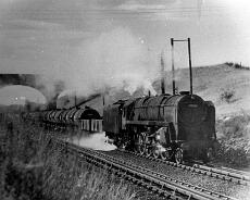 S0617 British Rail class 9F takes an early morning dip on Rowington troughs